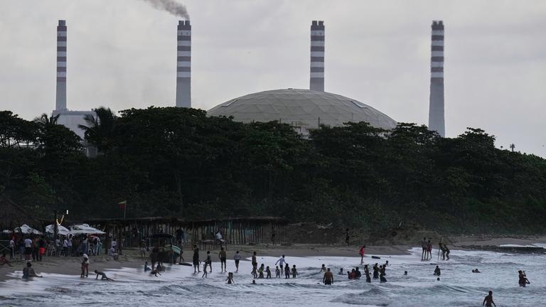 Die Raffinerie El Palito erhebt sich über einem Strand in Puerto Cabello