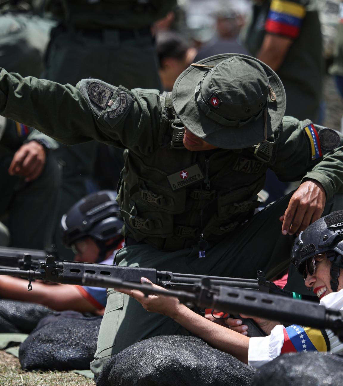 Venezuela, Caracas: Mitglieder der von der Regierung organisierten Milizen erhalten eine militärische Ausbildung in Fort Tiuna.