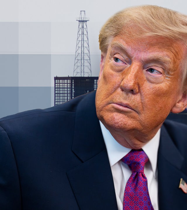 US-Präsident Donald Trump vom Oberkörper aufwärts vor einer Erdölraffinerie im Meer.