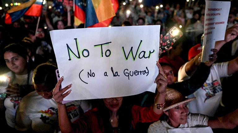 Ein Schild auf einer Demonstration in Venezuela mit der Auschrift "Nein zu Krieg"