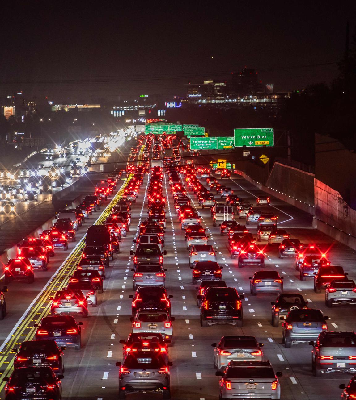Verkehr auf der Interstate 405 in Los Angeles während des Thanksgiving-Reisewochenendes 2025.