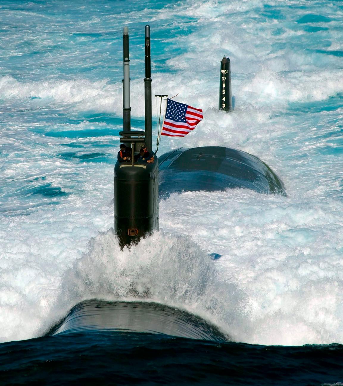 Das Angriffs-U-Boot der Los-Angeles-Klasse USS Tucson (SSN 770) durchquert am 26. Juli 2010 das Ostmeer, während es eine Formation aus 13 Schiffen anführt. 