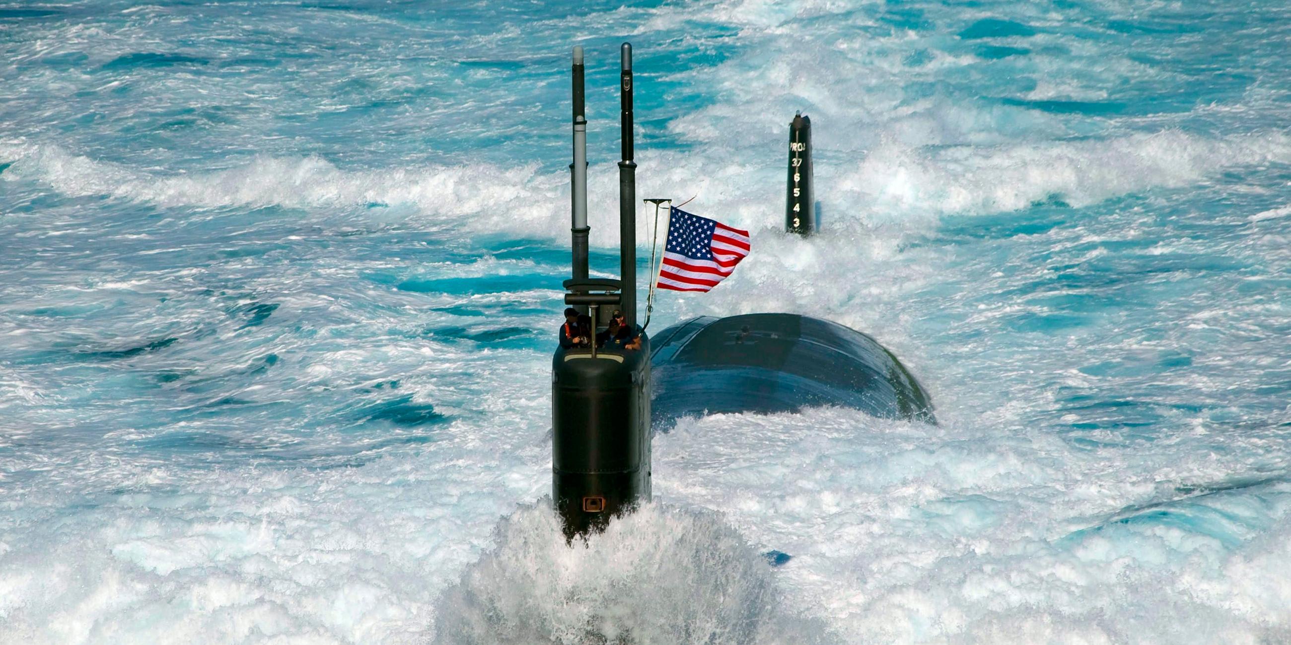 Das Angriffs-U-Boot der Los-Angeles-Klasse USS Tucson (SSN 770) durchquert am 26. Juli 2010 das Ostmeer, während es eine Formation aus 13 Schiffen anführt. 