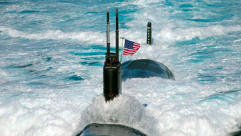 Das Angriffs-U-Boot der Los-Angeles-Klasse USS Tucson (SSN 770) durchquert am 26. Juli 2010 das Ostmeer, während es eine Formation aus 13 Schiffen anführt. 