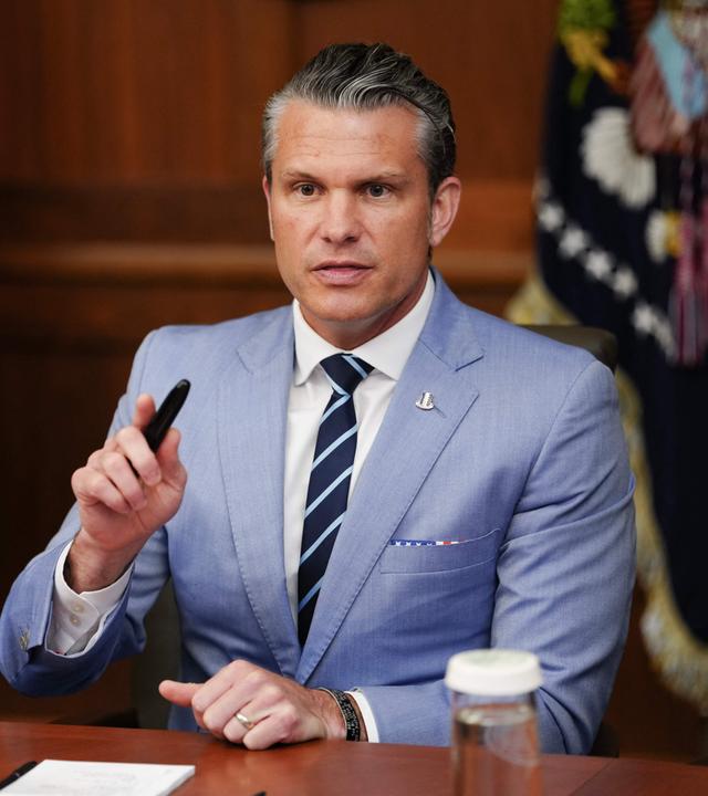 US-Verteidigungsminister Pete Hegseth spricht während einer Kabinettssitzung