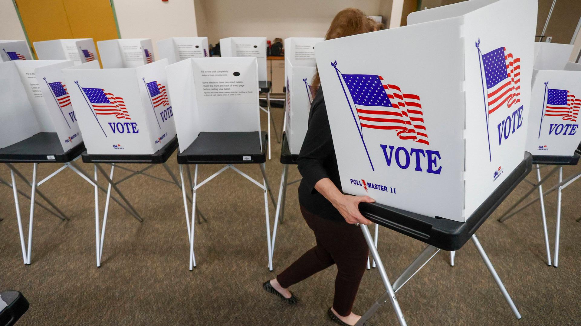 Ein Wahlhelfer trägt eine Wahlkabine zur Vorbereitung der Vorwahlen in Tampa, Florida