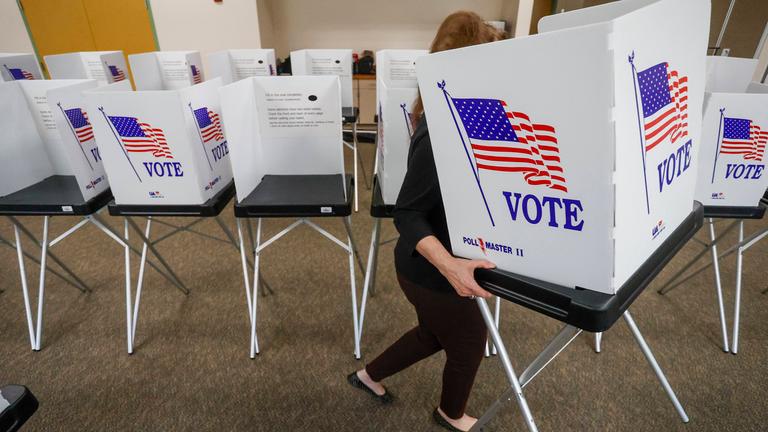 Ein Wahlhelfer trägt eine Wahlkabine zur Vorbereitung der Vorwahlen in Tampa, Florida