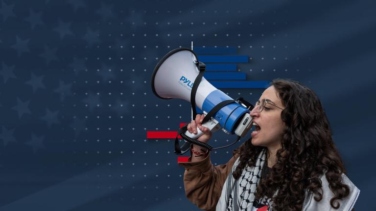 Eine junge Frau mit einem Megafon vor einer Grafik zur US-Wahl.