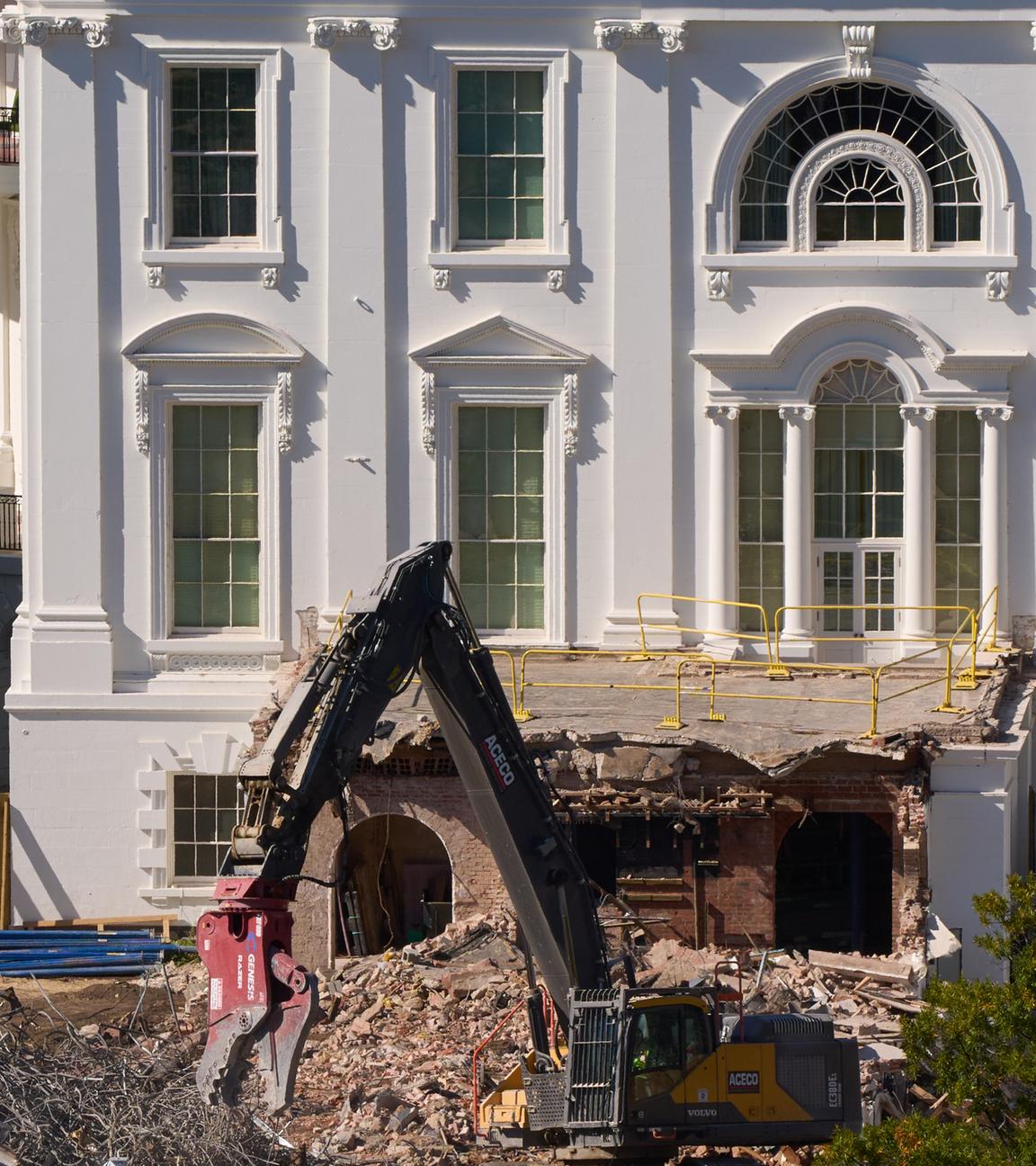 USA, Washington: Ein Bagger während der Abrissarbeiten an einem Teil des Ostflügels des Weißen Hauses, bevor ein neuer Ballsaal gebaut wird. 