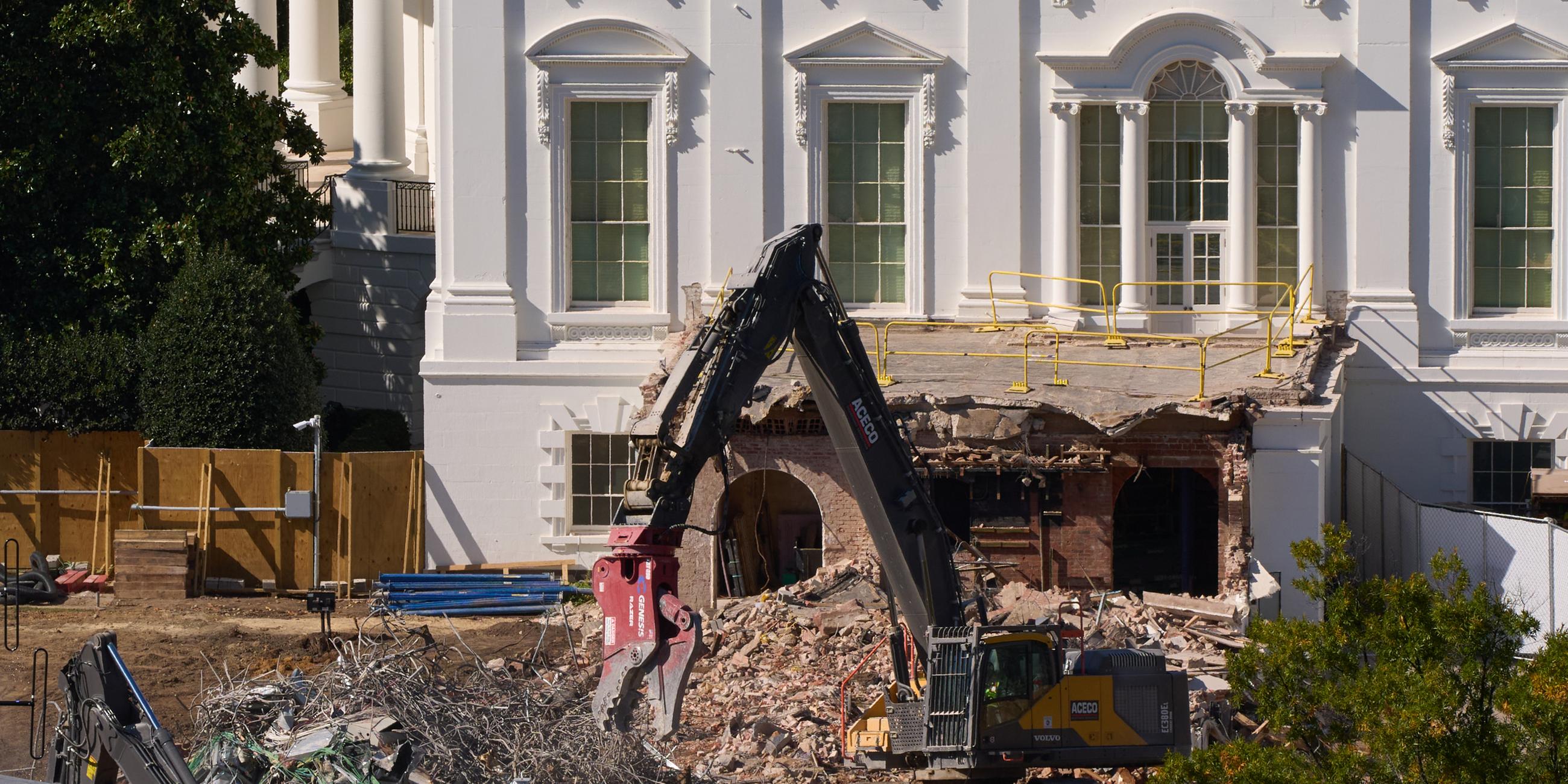 USA, Washington: Ein Bagger während der Abrissarbeiten an einem Teil des Ostflügels des Weißen Hauses, bevor ein neuer Ballsaal gebaut wird. 