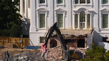 USA, Washington: Ein Bagger während der Abrissarbeiten an einem Teil des Ostflügels des Weißen Hauses, bevor ein neuer Ballsaal gebaut wird. 