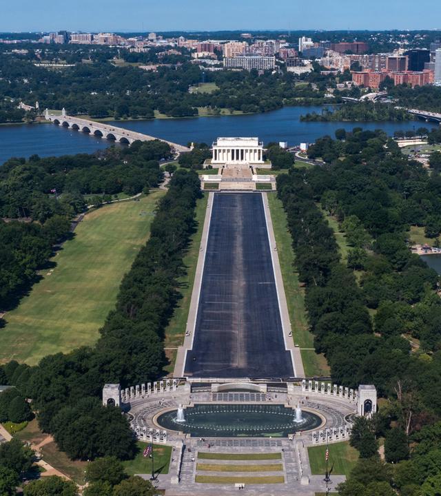 USA, Washington: Das Lincoln Memorial Reflecting Pool zwischen dem Lincoln Memorial (oben) und dem World War II Memorial (unten)