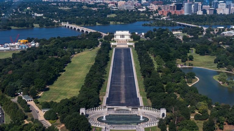 USA, Washington: Das Lincoln Memorial Reflecting Pool zwischen dem Lincoln Memorial (oben) und dem World War II Memorial (unten)