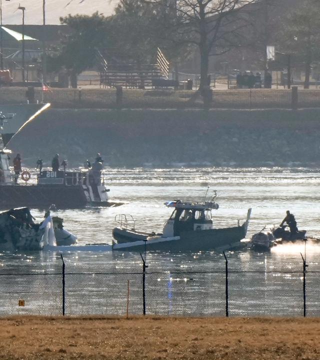 Such- und Rettungsmaßnahmen sind am frühen Donnerstagmorgen rund um ein Flugzeugwrack im Potomac River vom Ronald Reagan Washington National Airport aus zu sehen.