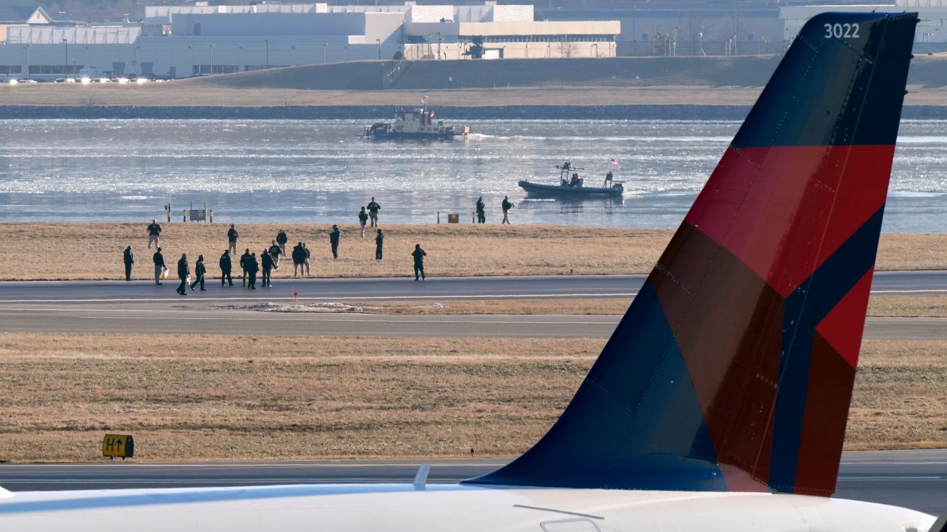 Such- und Rettungsmaßnahmen sind am frühen Donnerstagmorgen rund um ein Flugzeugwrack im Potomac River vom Ronald Reagan Washington National Airport aus zu sehen.