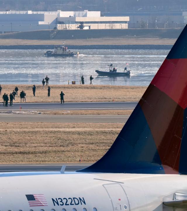 Such- und Rettungsmaßnahmen sind am frühen Donnerstagmorgen rund um ein Flugzeugwrack im Potomac River vom Ronald Reagan Washington National Airport aus zu sehen.