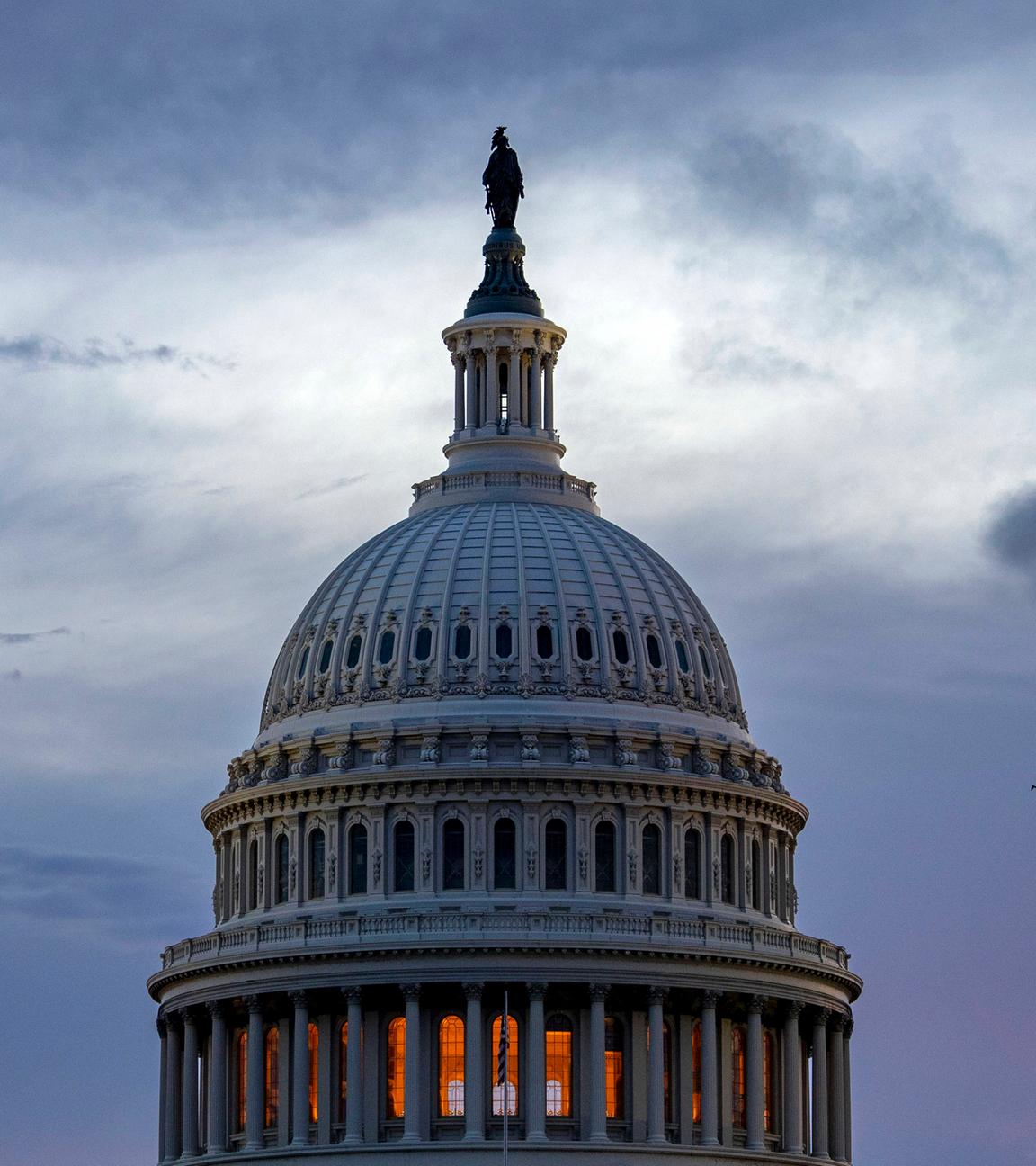 Die Kuppel des US-Kapitols bei Sonnenuntergang in Washington, DC