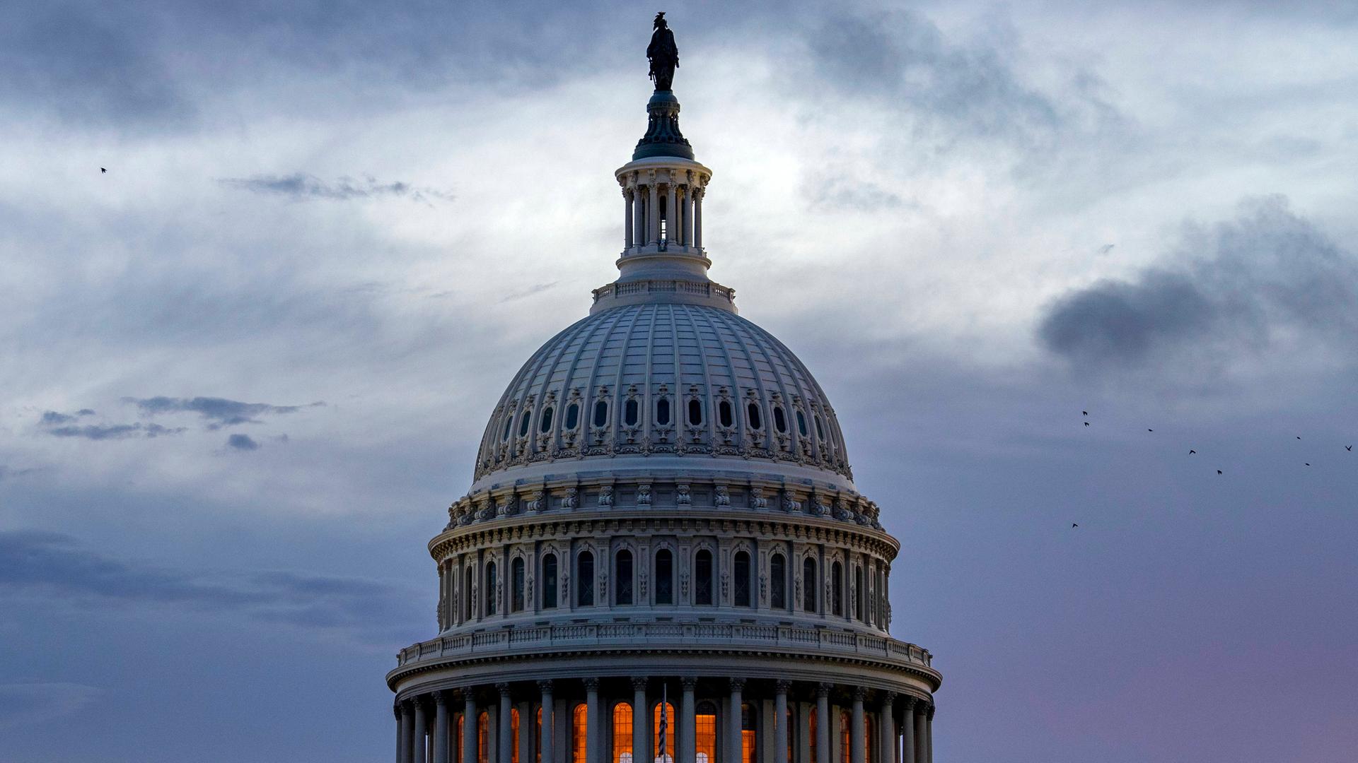 Die Kuppel des US-Kapitols bei Sonnenuntergang in Washington, DC