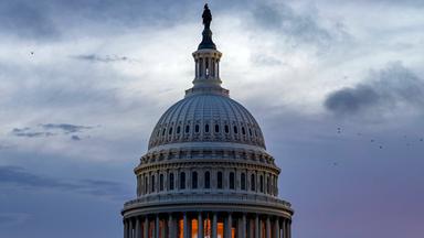 Die Kuppel des US-Kapitols bei Sonnenuntergang in Washington, DC