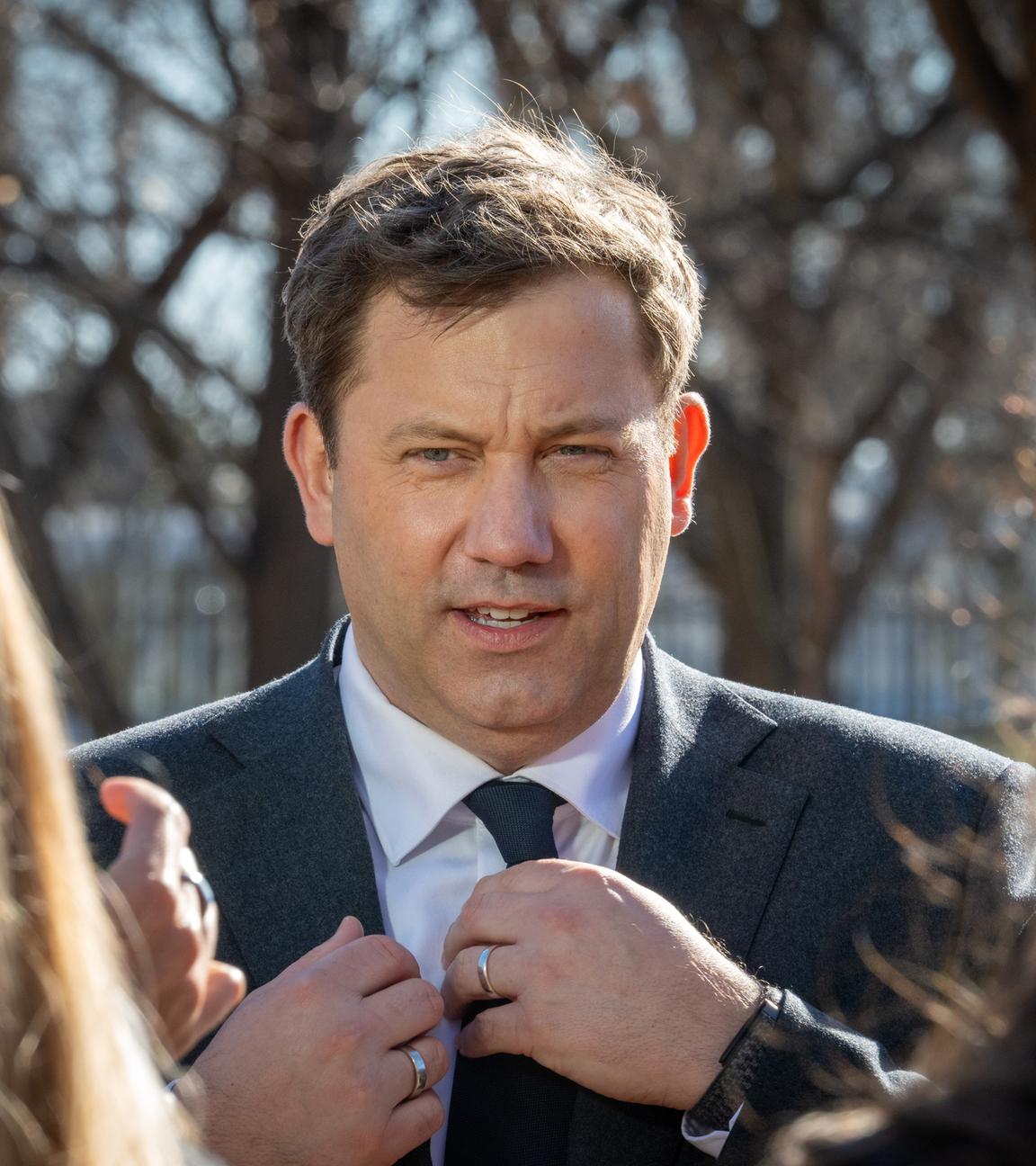 USA, Washington: Bundesfinanzminister Lars Klingbeil (SPD) gibt nach dem Internationalen Finanzministertreffen auf dem Lafayette Square ein Interview