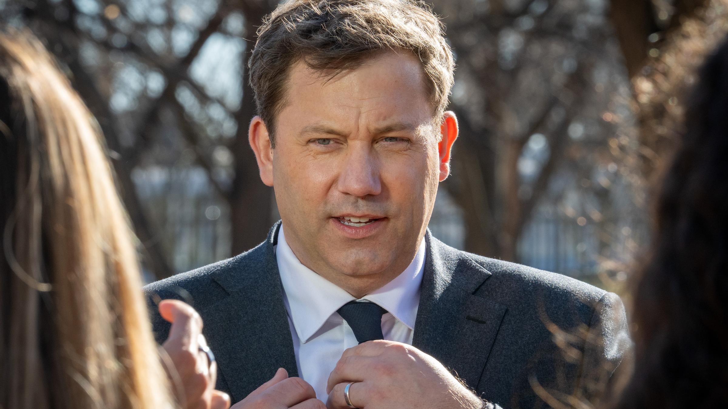 USA, Washington: Bundesfinanzminister Lars Klingbeil (SPD) gibt nach dem Internationalen Finanzministertreffen auf dem Lafayette Square ein Interview