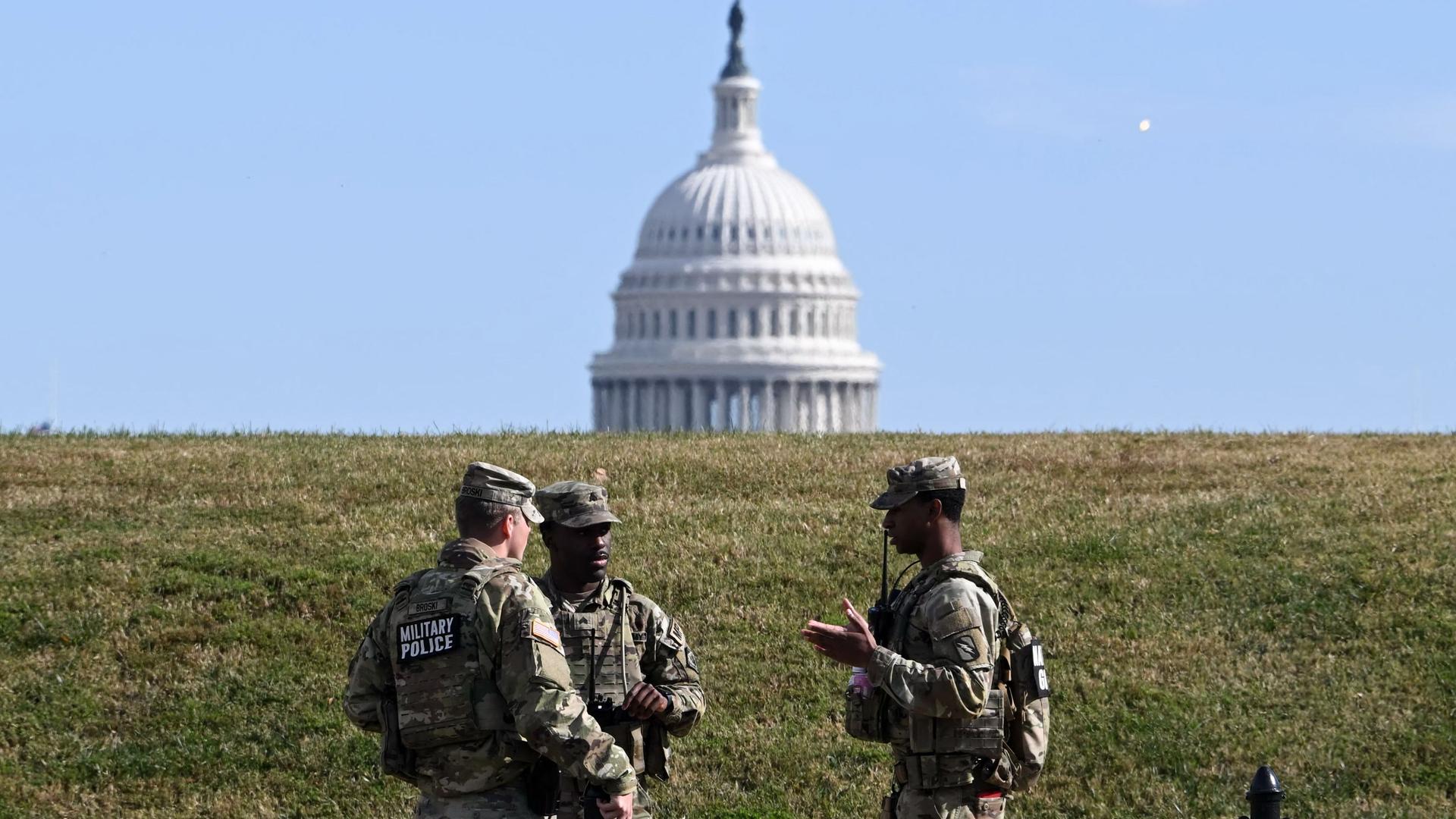 Mitglieder der Nationalgarde patrouillieren vor dem Hintergrund des US-Kapitols in Washington, D.C.