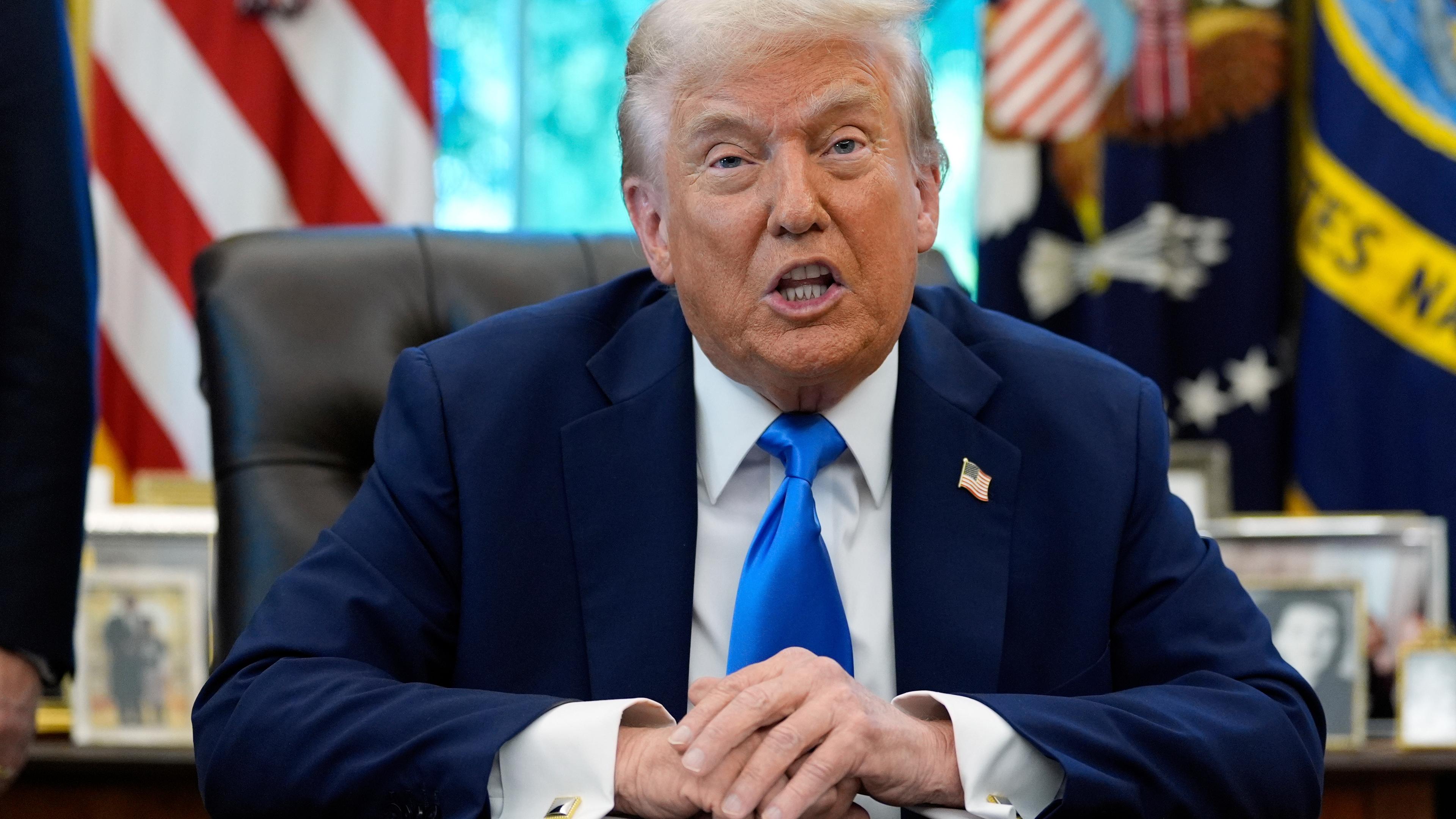 US-Präsident Donald Trump spricht bei einer Pressekonferenz im Oval Office des Weißen Hauses