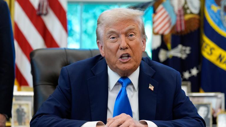 US-Präsident Donald Trump spricht bei einer Pressekonferenz im Oval Office des Weißen Hauses