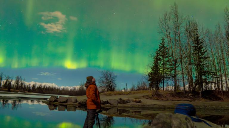 Mann sieht Polarlichter an