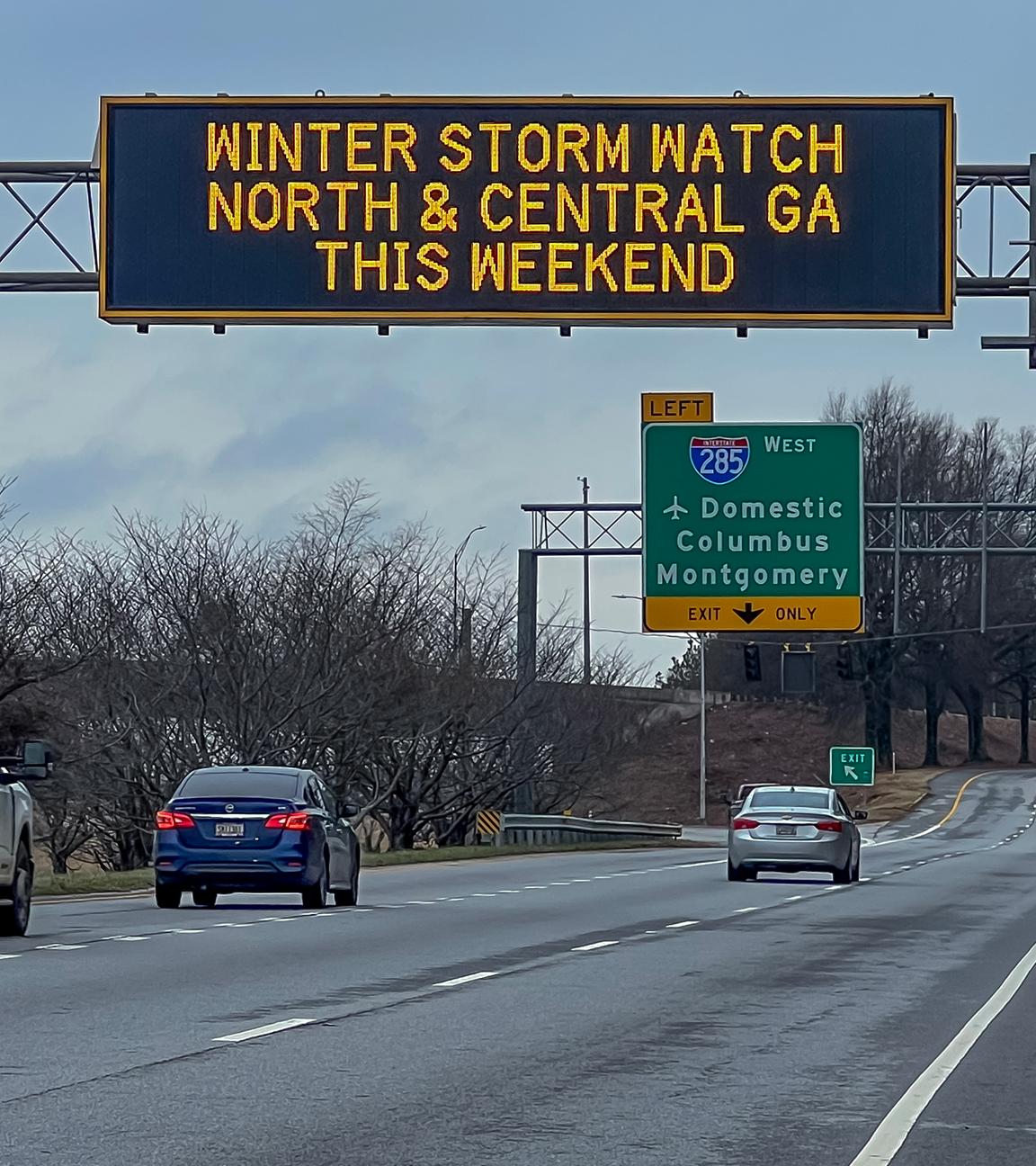 Ein Hinweisschild warnt Autofahrer auf der Autobahn, während sich die Region Atlanta auf die Auswirkungen eines vorhergesagten schweren Wintersturms vorbereitet.