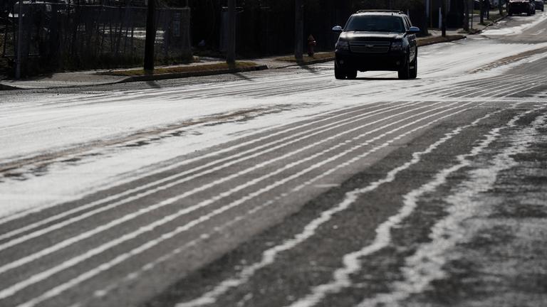 Ein Autofahrer fährt am Donnerstag, dem 22. Januar 2026, in Nashville, Tennessee, auf einer mit Salzlauge behandelten Straße. 