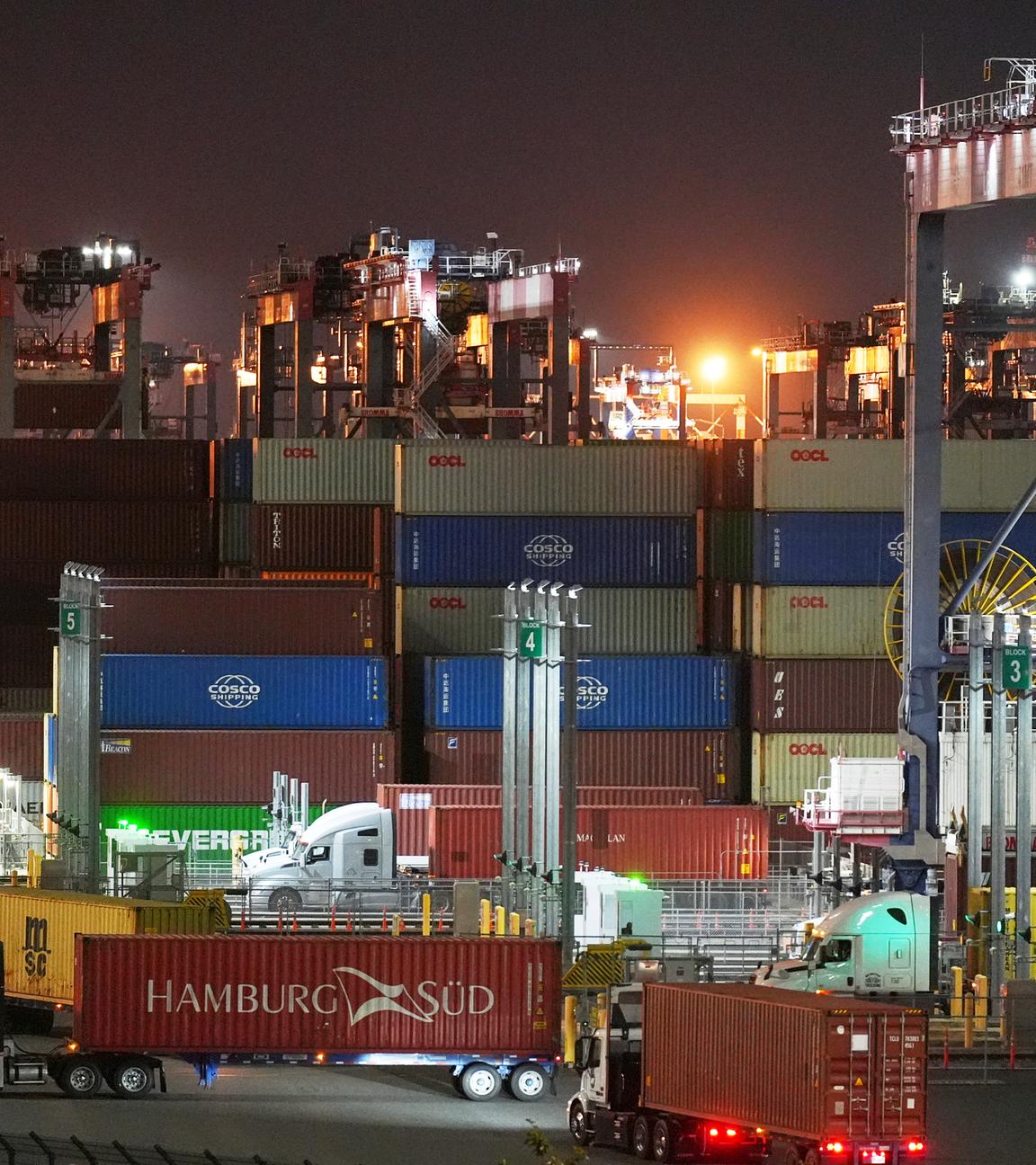 Das Long Beach Container Terminal (LBCT), eines der modernsten vollautomatischen Containerterminals in den USA, ist in der Abenddämmerung im Hafen von Long Beach, Kalifornien, zu sehen. 