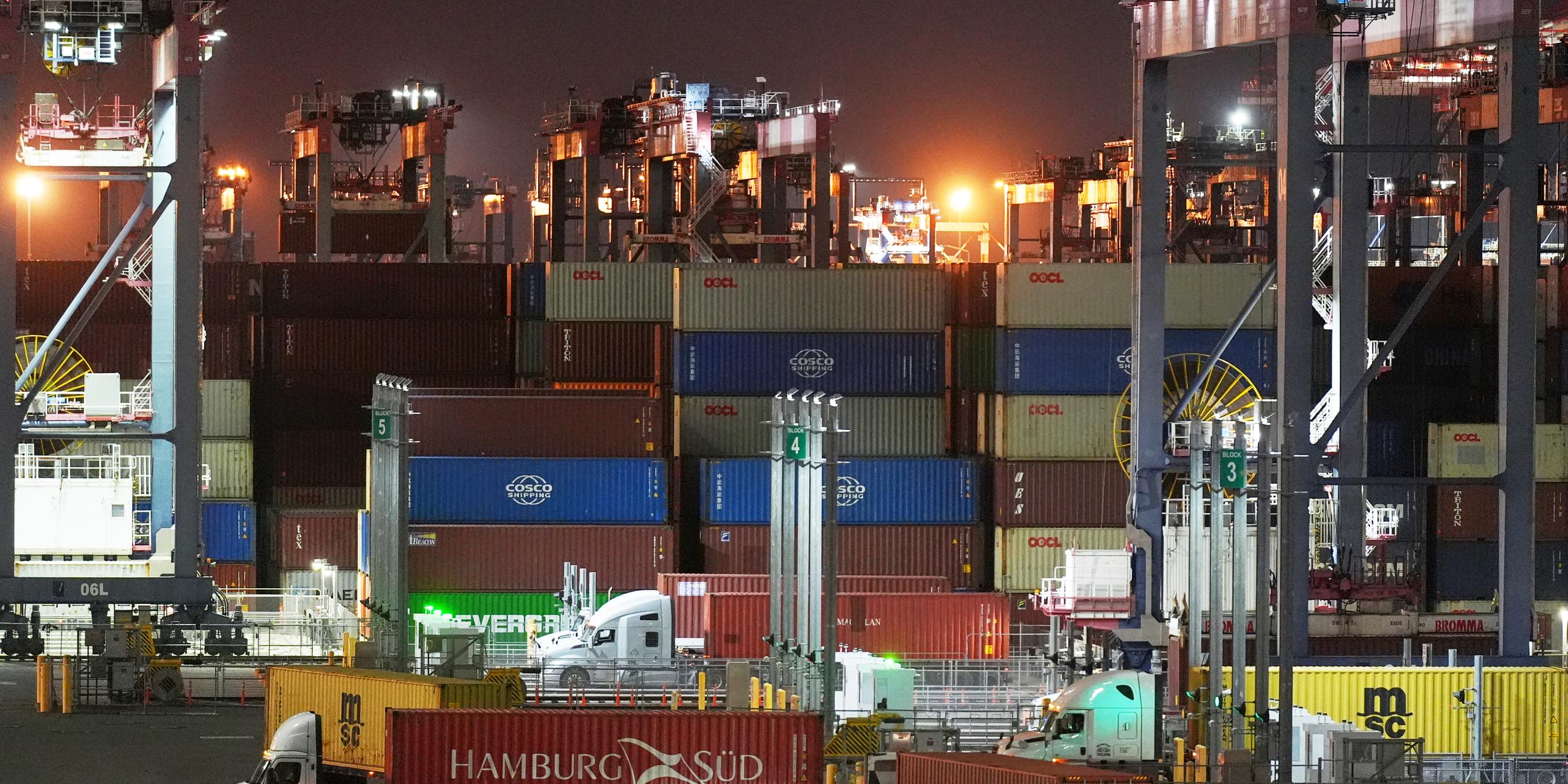 Das Long Beach Container Terminal (LBCT), eines der modernsten vollautomatischen Containerterminals in den USA, ist in der Abenddämmerung im Hafen von Long Beach, Kalifornien, zu sehen. 
