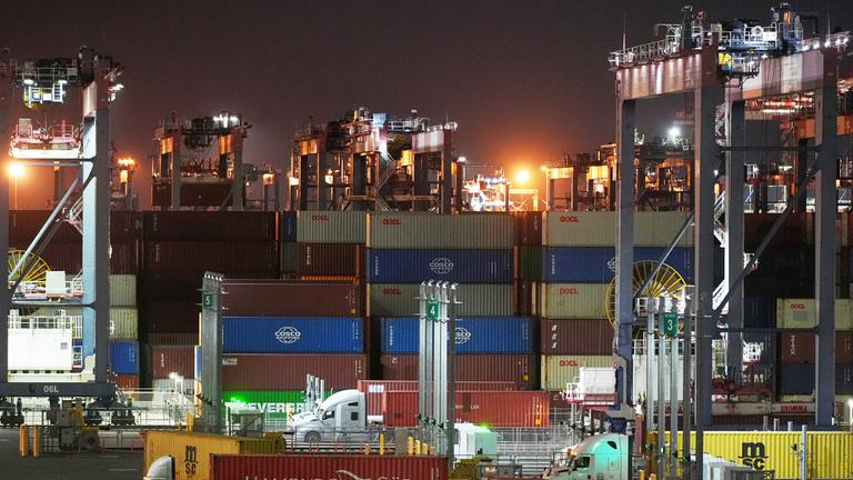 Das Long Beach Container Terminal (LBCT), eines der modernsten vollautomatischen Containerterminals in den USA, ist in der Abenddämmerung im Hafen von Long Beach, Kalifornien, zu sehen. 