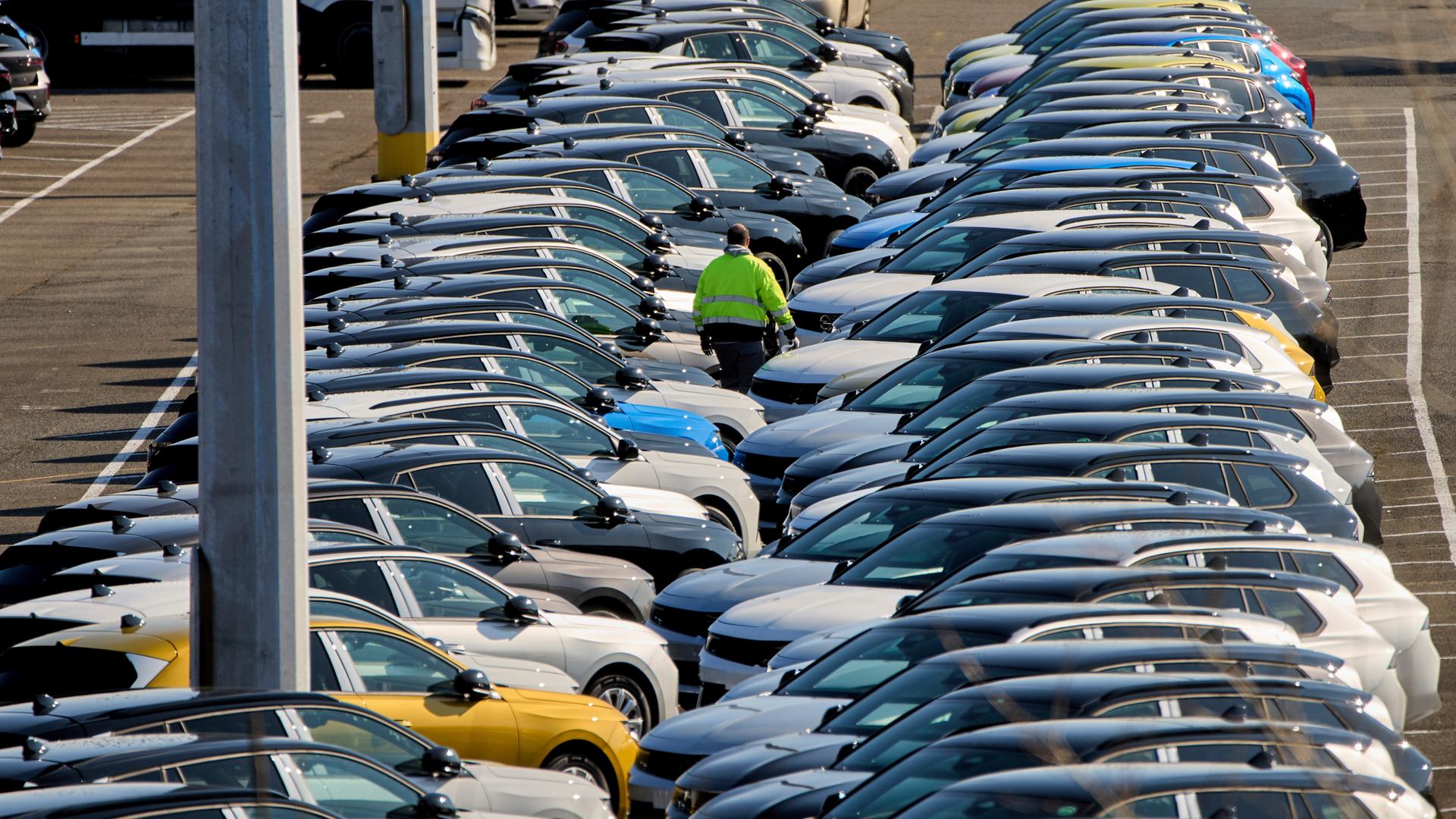 Viele Autos stehen nebeneinander geparkt auf dem Gelände der Opel-Fabrik in Rüsselsheim.