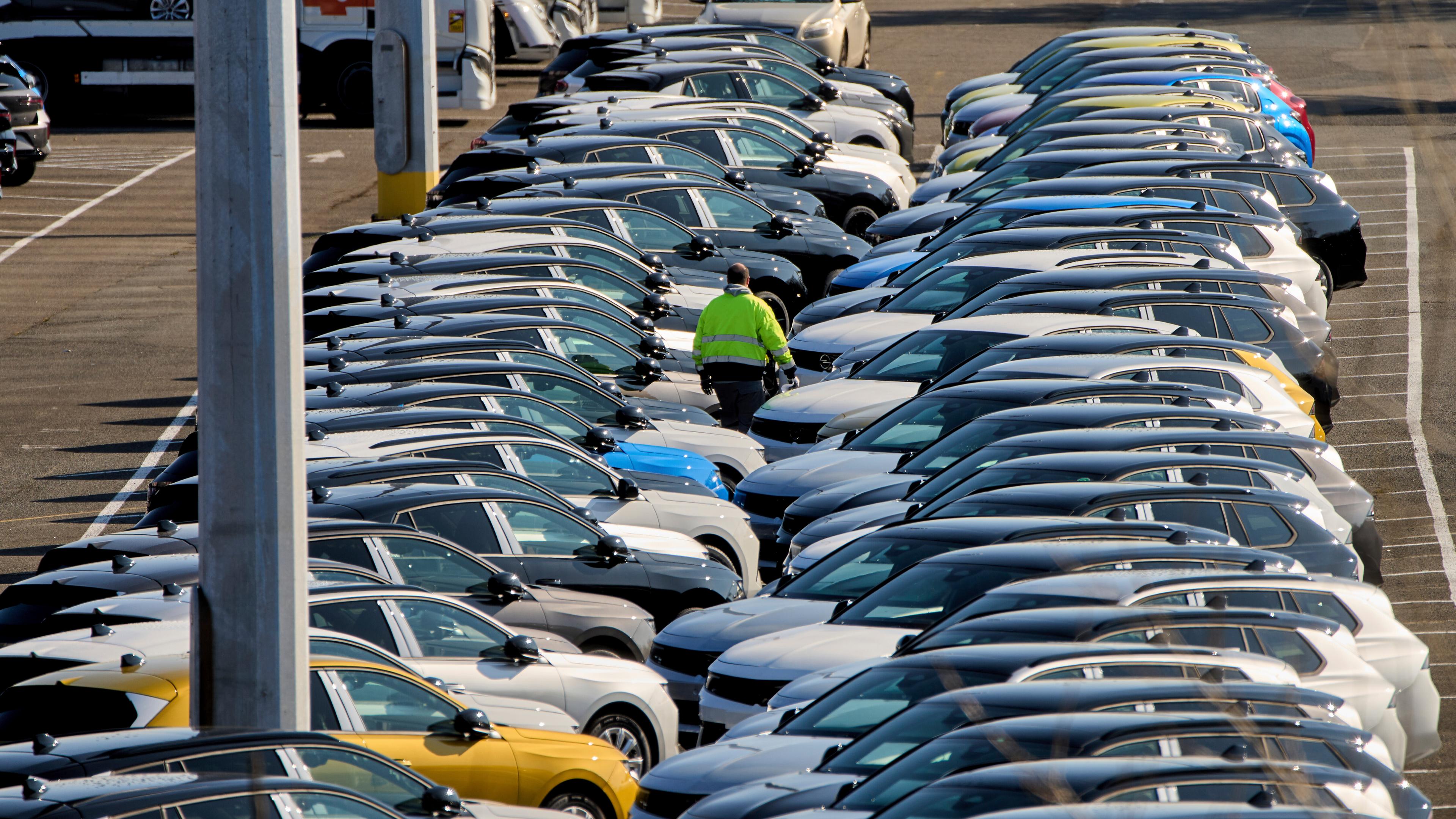 Viele Autos stehen nebeneinander geparkt auf dem Gelände der Opel-Fabrik in Rüsselsheim.