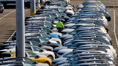Viele Autos stehen nebeneinander geparkt auf dem Gelände der Opel-Fabrik in Rüsselsheim.