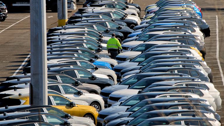 Viele Autos stehen nebeneinander geparkt auf dem Gelände der Opel-Fabrik in Rüsselsheim.