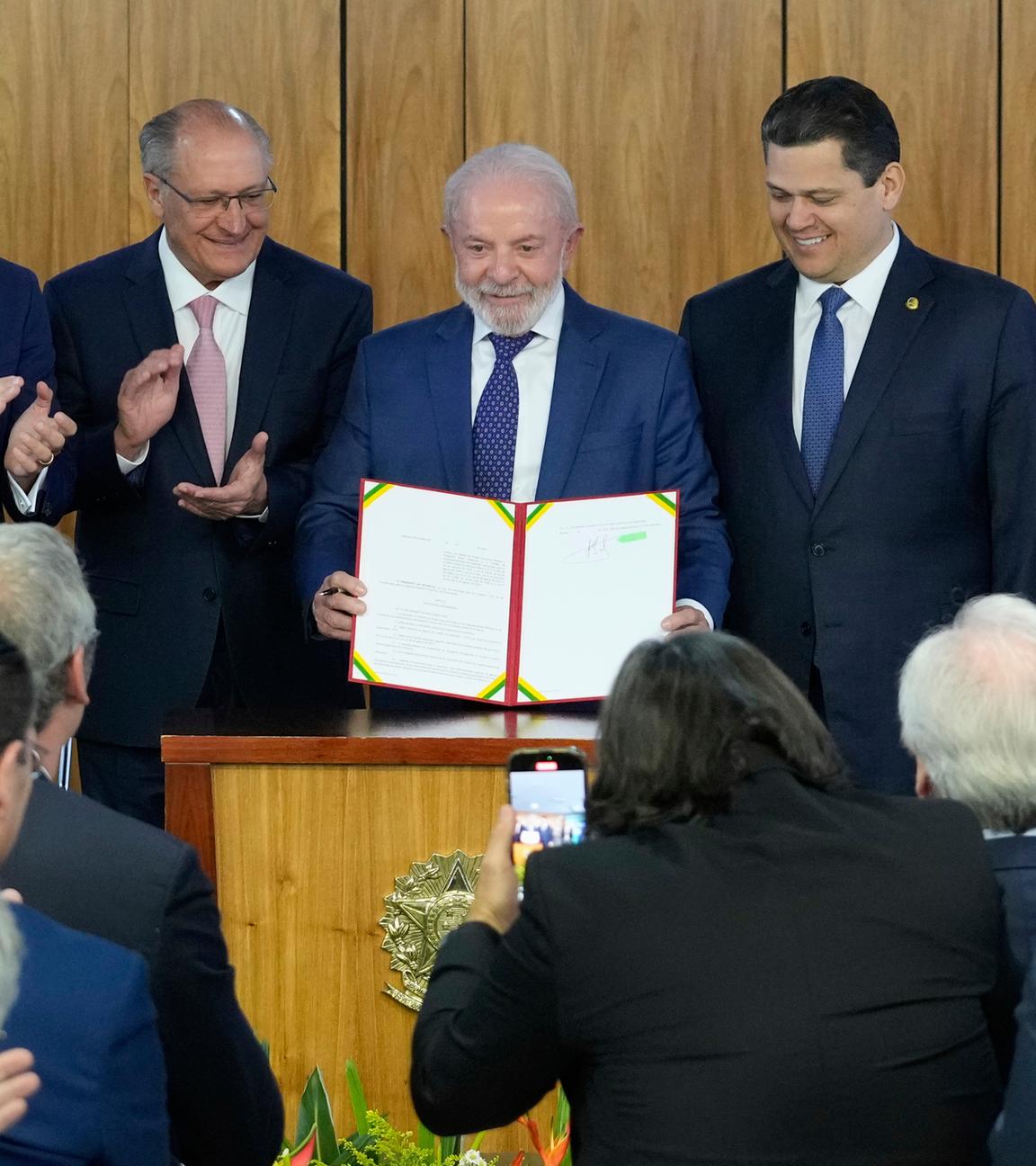 Der brasilianische Präsident Luiz Inacio Lula da Silva während der Unterzeichnungszeremonie eines Hilfsprogramms zur Unterstützung von brasilianischen Unternehmen, die von den 50 Prozent-US-Zöllen betroffen sind.