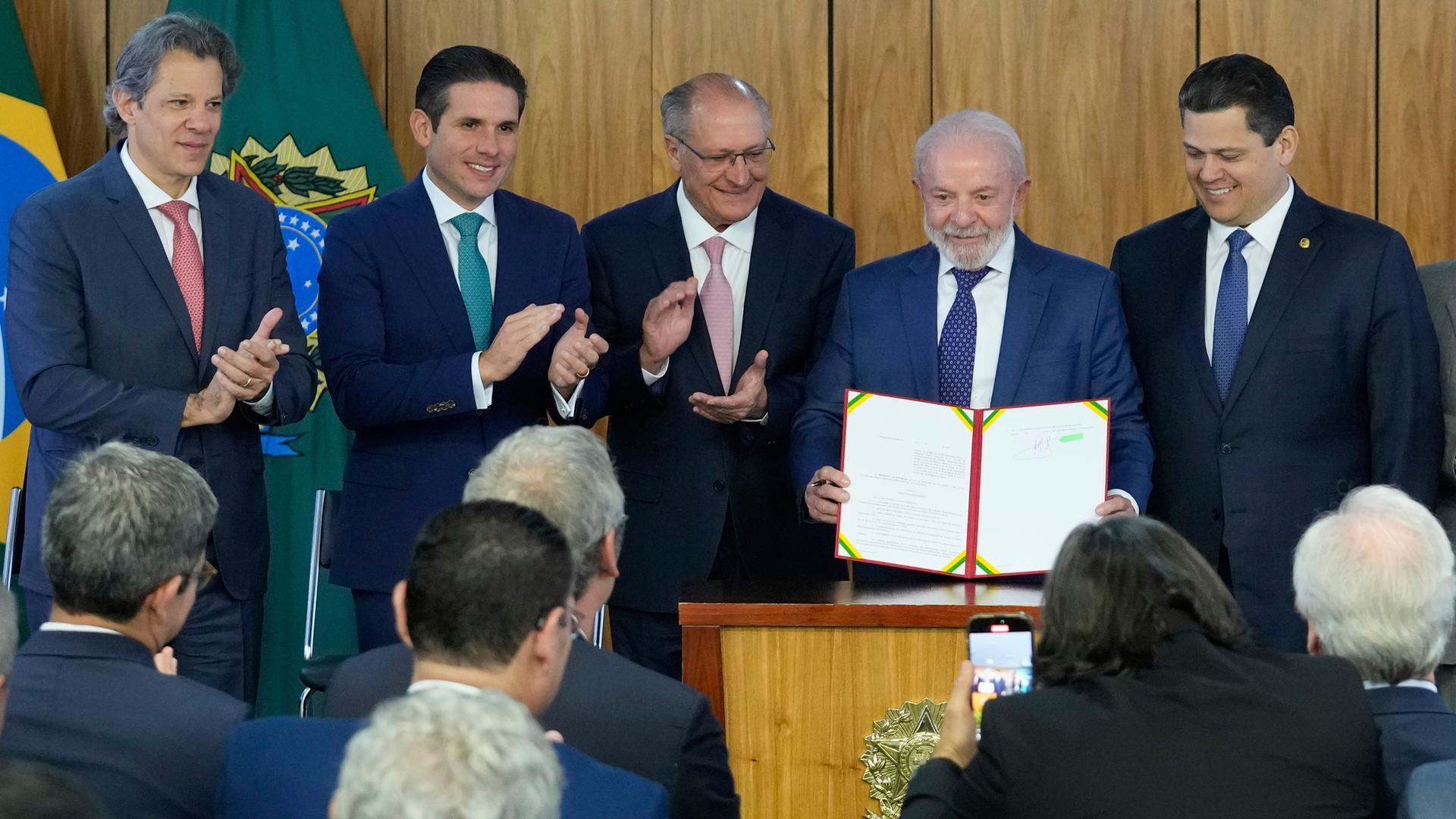 Der brasilianische Präsident Luiz Inacio Lula da Silva während der Unterzeichnungszeremonie eines Hilfsprogramms zur Unterstützung von brasilianischen Unternehmen, die von den 50 Prozent-US-Zöllen betroffen sind.