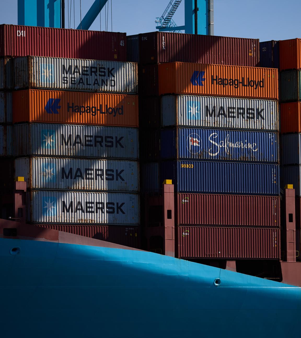 Container stehen gestapelt am Hafen von Los Angeles.