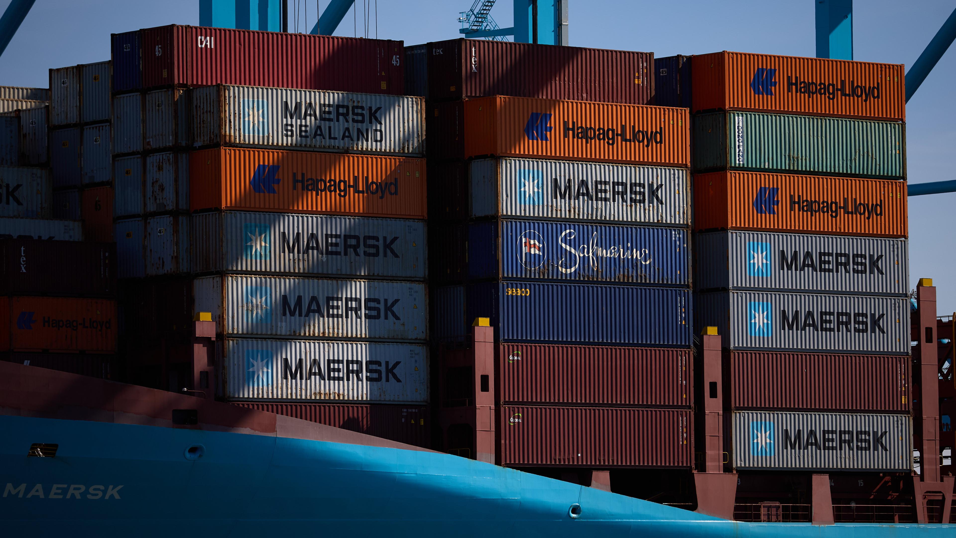 Container stehen gestapelt am Hafen von Los Angeles.