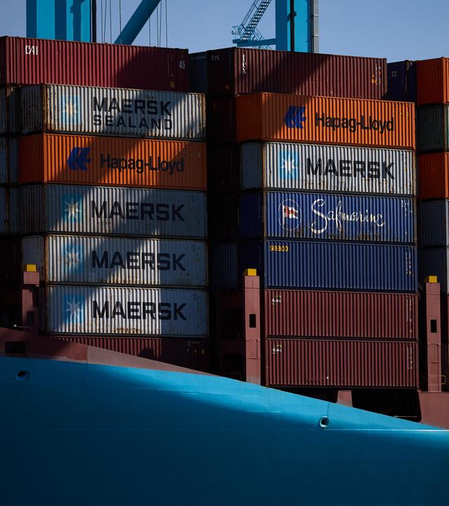 Container stehen gestapelt am Hafen von Los Angeles.