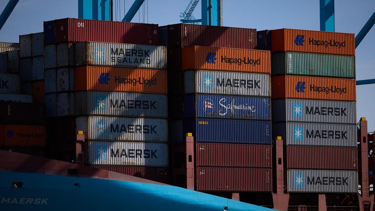 Container stehen gestapelt am Hafen von Los Angeles.