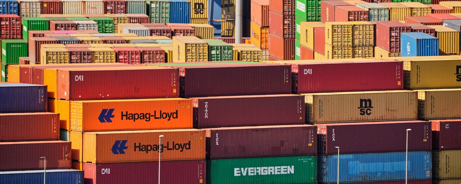 Container stapeln sich an einem Terminal in Duisburg.