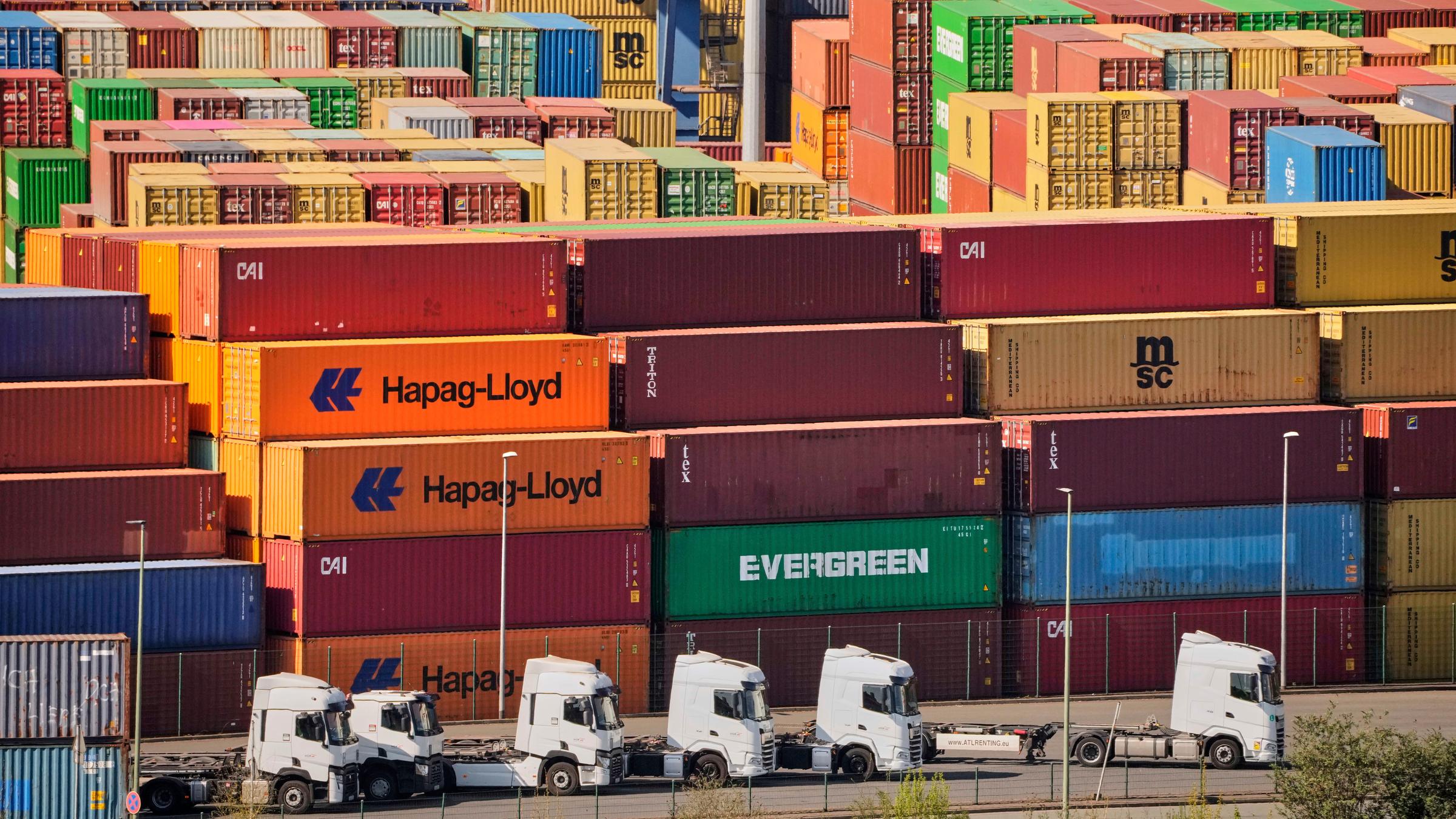 Container stapeln sich an einem Terminal in Duisburg.