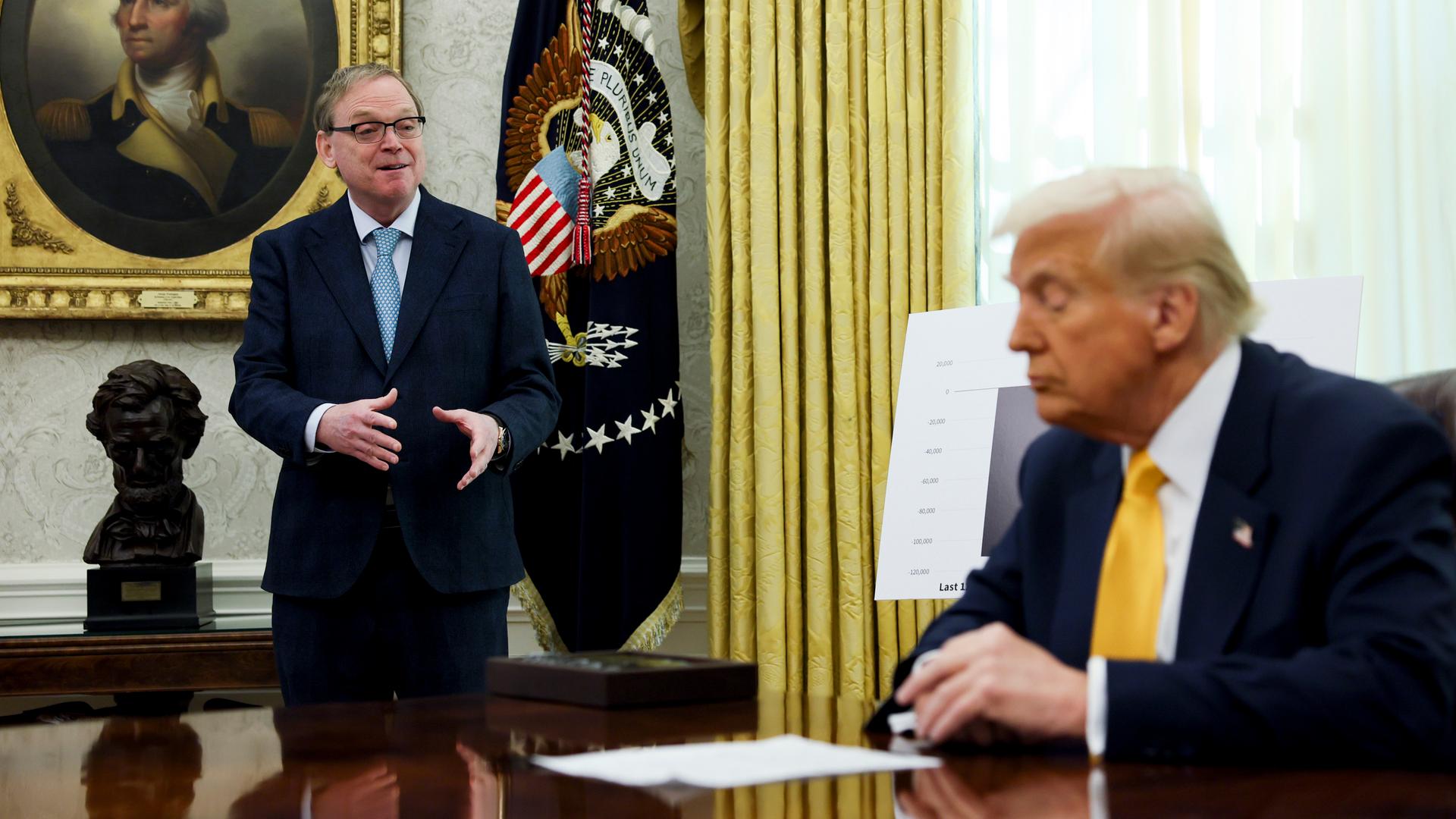 Kevin Hassett spricht im Oval Office mit Donald Trump.