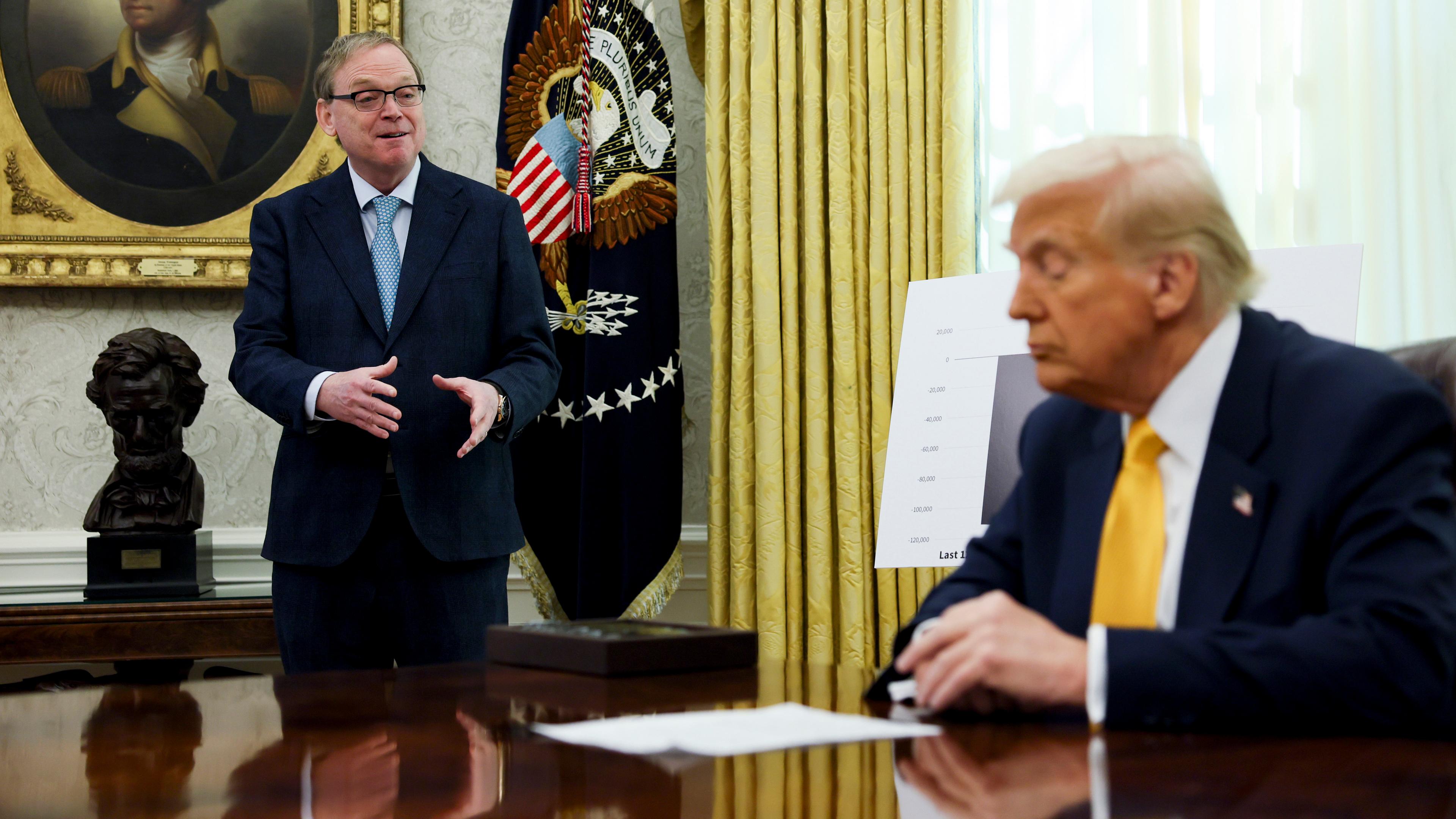 Kevin Hassett spricht im Oval Office mit Donald Trump.