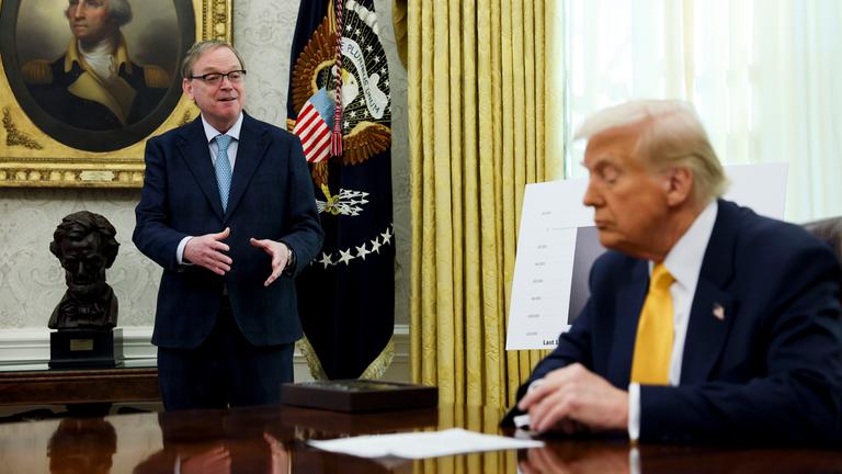 Kevin Hassett spricht im Oval Office mit Donald Trump.