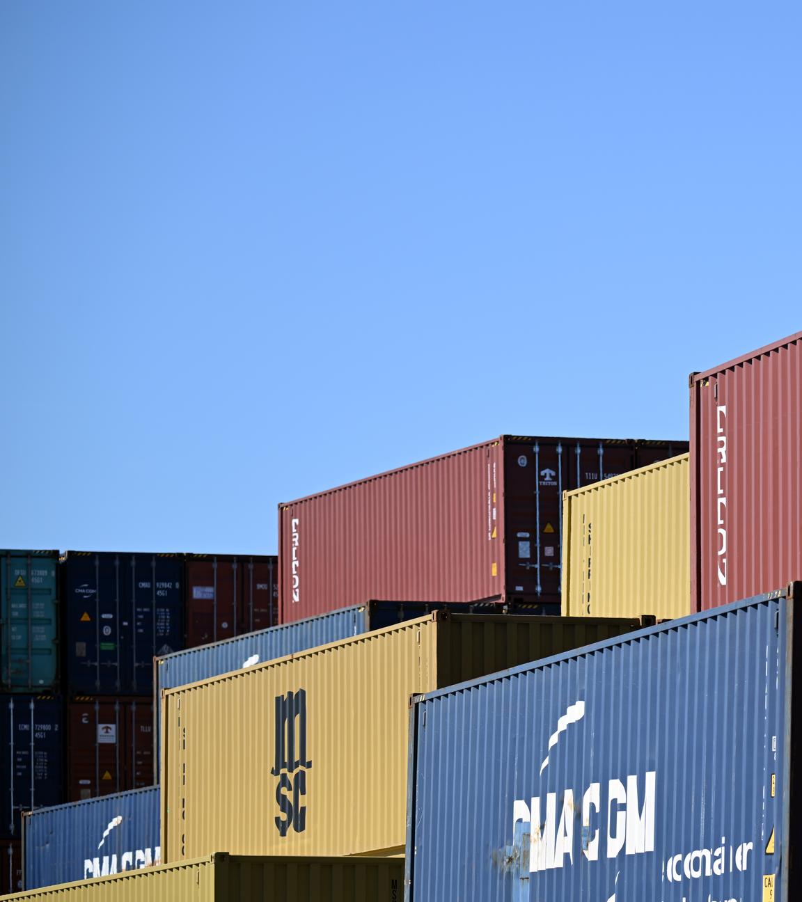 Nordrhein-Westfalen, Duisburg: Container stapeln sich im Hafen.